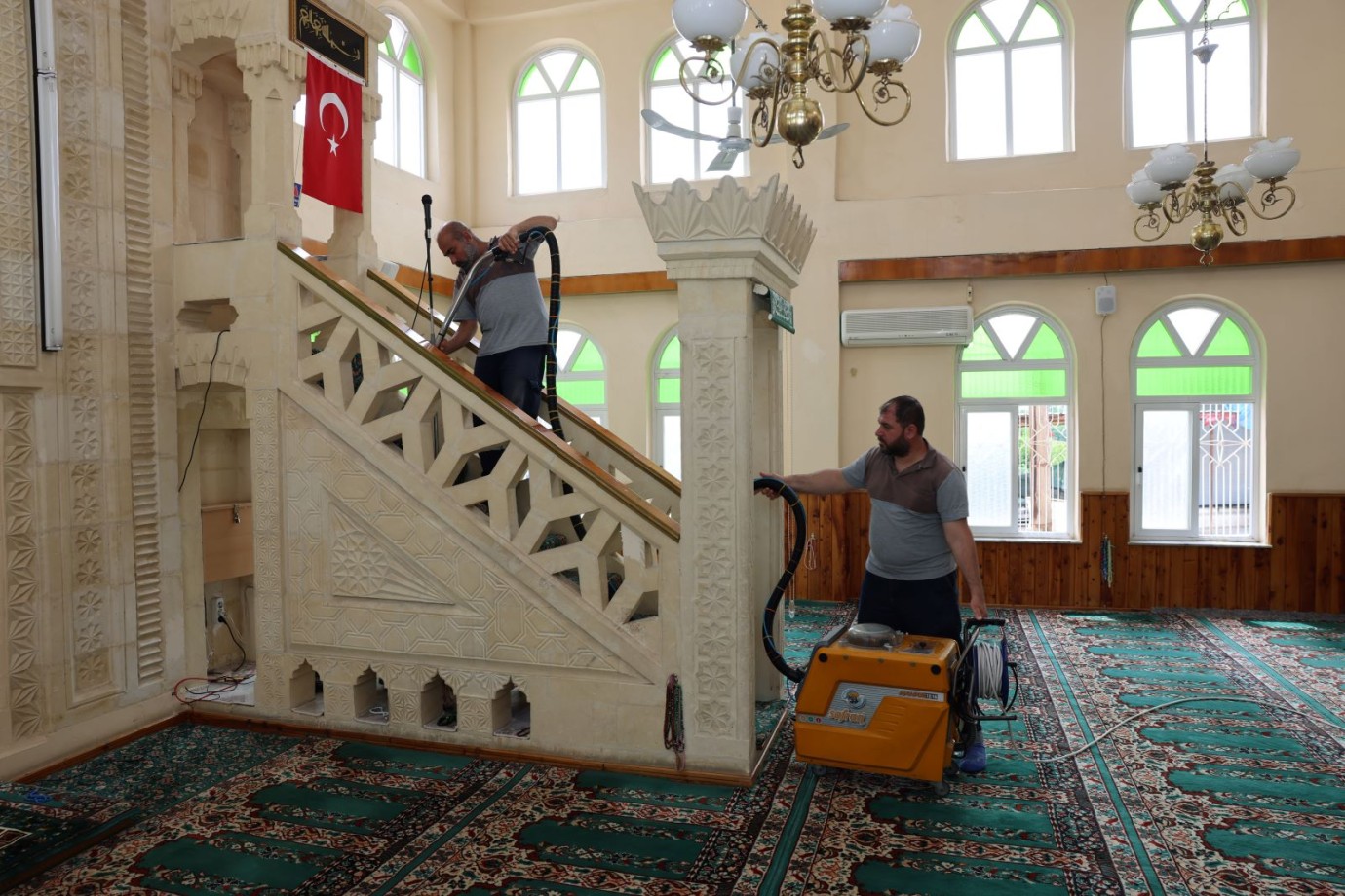 Akdeniz’de Camiler Bayrama Hazır