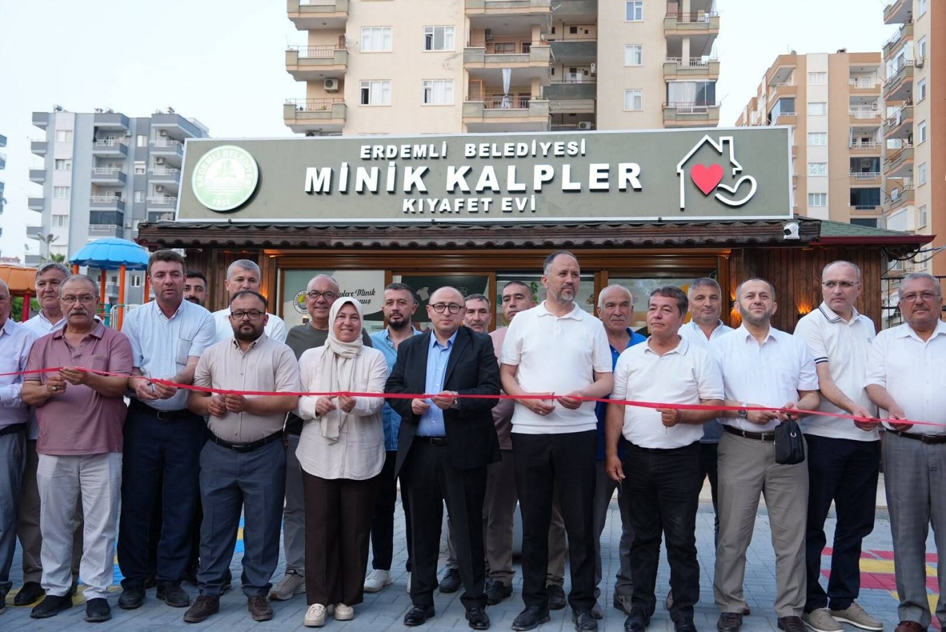 Minik Kalpler Kıyafet Evi Hizmete Açıldı